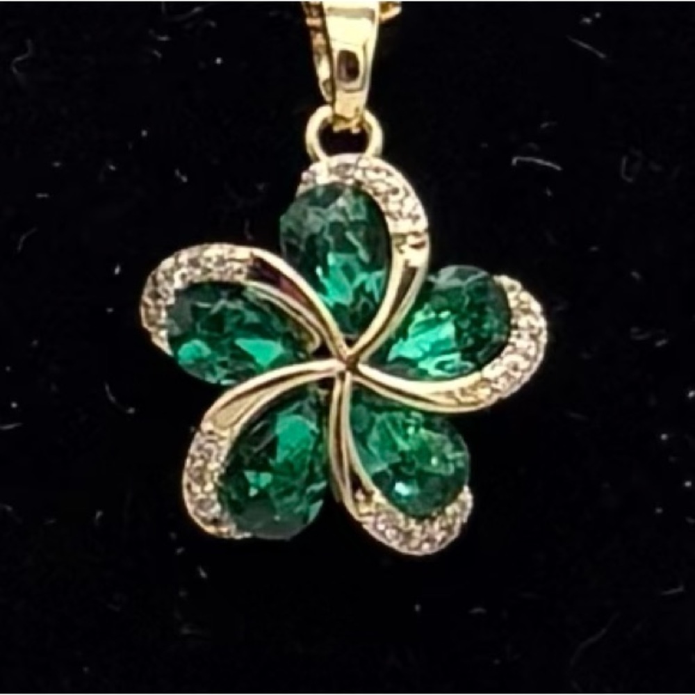 Elegant Gold and Green Flower Pendant Necklace
